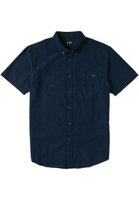 Camicia a maniche corte con bottoni in cotone blu scuro, con taschino sul petto e bottoni marroni, caratterizzata da una finitura pulita e testurizzata.