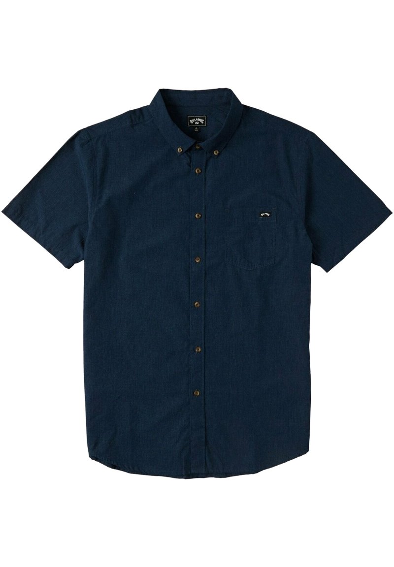 Camicia a maniche corte con bottoni in cotone blu scuro, con taschino sul petto e bottoni marroni, caratterizzata da una finitura pulita e testurizzata.