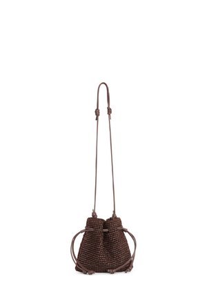 Petit sac seau tressé marron avec une longue bandoulière en cuir réglable et une fermeture par cordon en haut.
