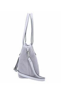 Lichtgrijze geweven stoffen tas met gestructureerde vorm, voorzien van een solide witte schouderband en zilveren hardware. Textuur oppervlakte met een verstelbare strap.