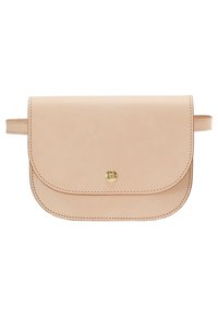 Sac banane en cuir beige avec rabat arrondi et fermeture à bouton unique doré, coutures visibles et bandoulière latérale ajustable.