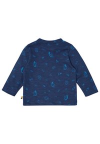 Camicia a maniche lunghe di colore blu navy caratterizzata da un motivo di creature stravaganti e elementi naturali in azzurro chiaro; realizzata in cotone morbido, vestibilità rilassata.