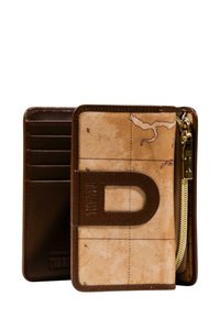 Portafoglio in pelle marrone con un design a mappa, dotato di una tasca con zip, slot per carte e un evidente accento "D" sul davanti.