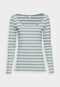 Langärmliges T-Shirt aus grüner Baumwolle, mit horizontalen weißen und lavendelfarbenen Streifen, weitem Rundhalsausschnitt und figurbetonter Passform.