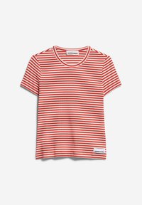 T-shirt à manches courtes à rayures rouges et blanches avec un col rond et une étiquette en bas à gauche. Matière en coton, texture lisse.