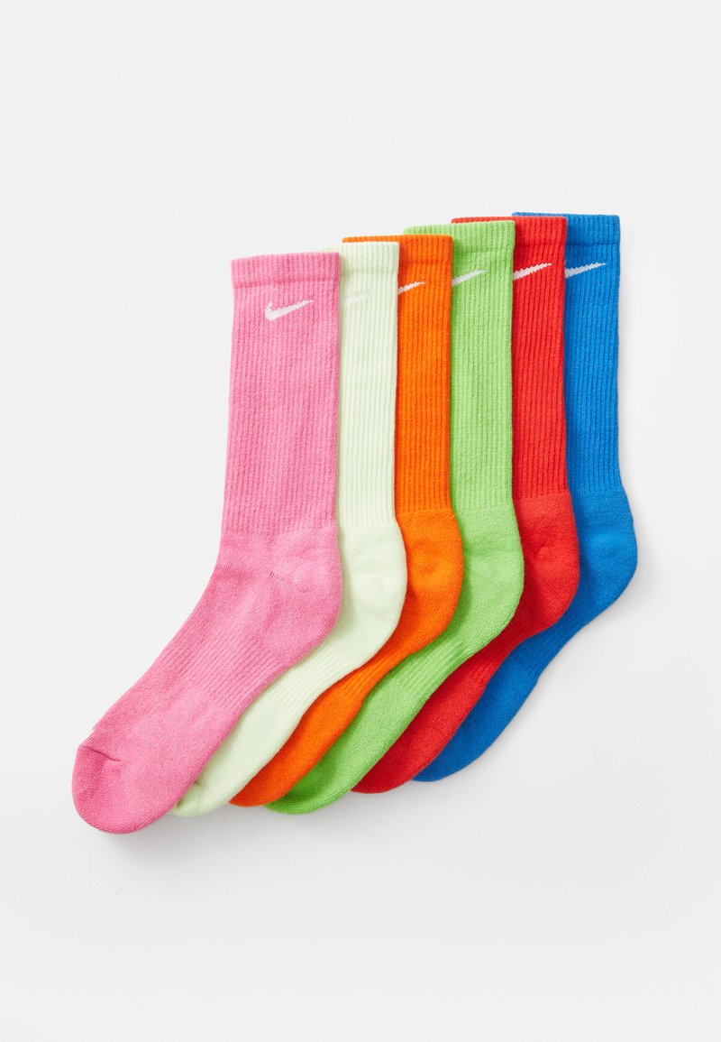 Sechs Paar gerippte Socken in Pink, Grün, Orange, Rot, Blau und Hellgrün mit weißen Logoakzenten. Material aus Baumwollmischung, knöchelhohe Länge.