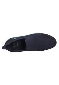 Marine instapschoen met een mesh bovenwerk, een gestructureerd oppervlak, elastische zijpanelen en een gevoerde inlegzool voor comfort.