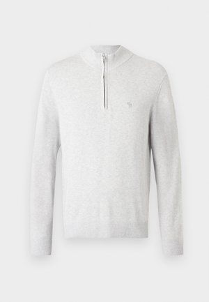 Pullover grigio chiaro realizzato in tessuto a maglia, con colletto a zip a quarto e polsini e orlo a costine, con un piccolo logo sul petto.