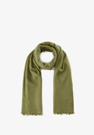 Écharpe verte en tissu doux, avec un design simple, des bords à franges et un petit accent brodé.