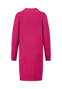 Abito magenta a maglia con maniche lunghe, texture a coste, vestibilità oversize e scollatura rotonda, che termina sopra il ginocchio. Nessun ulteriore dettaglio.