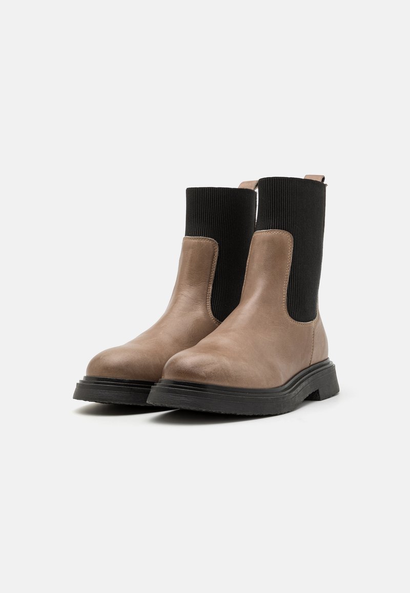 Braune Leder-Ankle-Boots mit elastischen Seitenpaneelen, schwarzem geripptem Stoff und einer dicken schwarzen Gummisohle. Glatte Textur mit minimaler Naht.