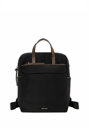 Schwarzer quadratischer Rucksack mit braunen Griffen, vorderer Reißverschlusstasche und verstellbaren Schultergurten auf weißem Hintergrund.