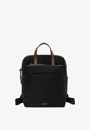 Sac à dos noir de forme carré avec poignées marron, poche avant zippée et bretelles réglables sur fond blanc.