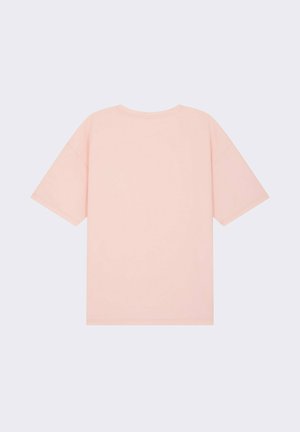 Camiseta de manga corta, de color rosa claro, hecha de algodón suave, con cuello redondo y dobladillo recto que presenta detalles de costura visibles.