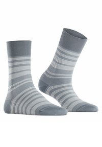 Graue Socken mit einem strukturierten Design, die horizontale Streifen in hellgrau aufweisen. Die Sockenspitzen sind gerippt, mit verstärkten Bereichen an Zehe und Ferse.