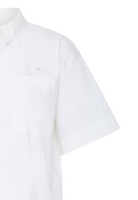 Chemise blanche à manches courtes avec une poche poitrine et un petit détail brodé en forme de cœur au-dessus de la poche sur le côté gauche.