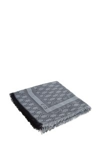 Sciarpa grigia intrecciata con un motivo geometrico, bordi frangiati e una texture liscia. Il design presenta diverse tonalità di grigio e accenti neri.