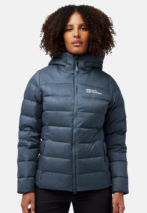 Blauwe geïsoleerde pufferjack met een capuchon, voorzien van een gecapitonneerd ontwerp, een rits aan de voorkant en een logo op de linkerborst. Gladde, glanzende textuur.