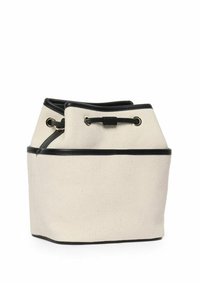 Bolso tipo cubo de lienzo en crema con acentos de cuero negro. Cuenta con un cierre de cordón y herrajes en tono dorado. Exterior texturizado y forma estructurada.