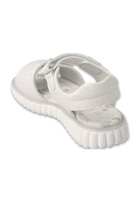 Białe sandały z teksturowanym wierzchem, regulowanym paskiem i żebrowaną podeszwą. Wnętrze zawiera lekko wzorzystą wkładkę.