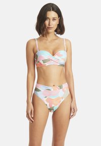 Ensemble de bikini arborant un motif floral aux teintes pastel. Le haut possède des bonnets souples et des bretelles réglables ; le bas taille haute complète le design.