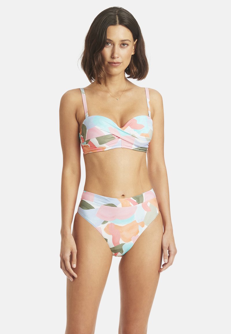 Ensemble de bikini arborant un motif floral aux teintes pastel. Le haut possède des bonnets souples et des bretelles réglables ; le bas taille haute complète le design.