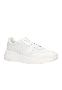 Sneaker bianco con una combinazione di materiali in pelle e mesh, forma arrotondata, dettagli testurizzati e suola imbottita con trazione.