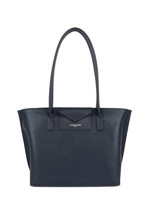 Sac fourre-tout en cuir marine avec double poignées, forme structurée, surface texturée, et un rabat avant arborant un logo au centre.