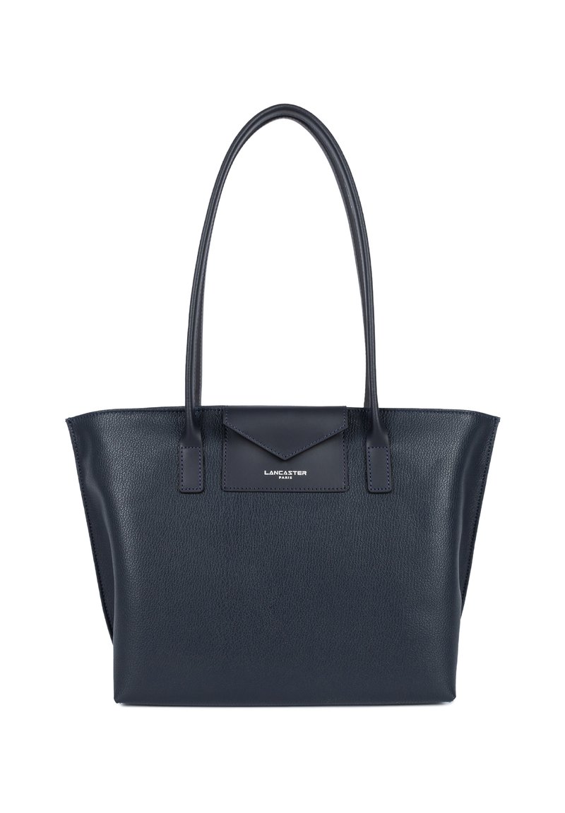Sac fourre-tout en cuir marine avec double poignées, forme structurée, surface texturée, et un rabat avant arborant un logo au centre.