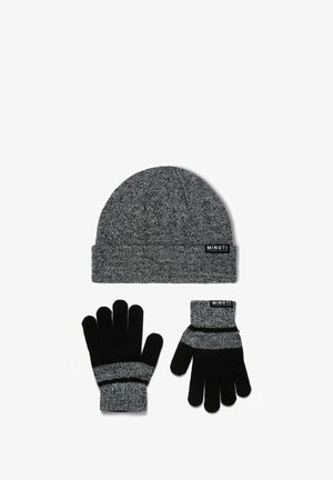 Skręcony szary i czarny beanie z metką MINOTI; dopasowane rękawiczki z czarnym paskiem. Miękka tekstura, dopasowany krój, casualowy design.