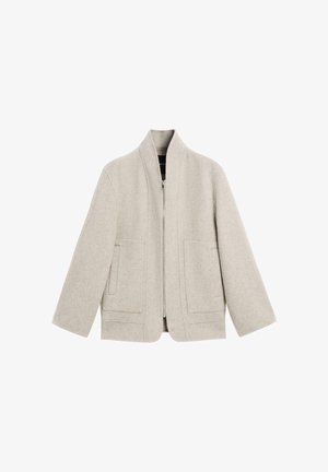 Jasnoszara kurtka z mieszanki wełny z zamkiem z przodu, stójką i dwoma przednimi kieszeniami. Charakteryzuje się luźnym krojem i miękką fakturą.