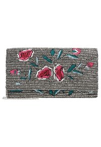 Bolso de mano de cuentas con un patrón floral en rosa y verde azulado sobre una base gris plateada; presenta un diseño de solapa y una cadena para llevar al hombro.
