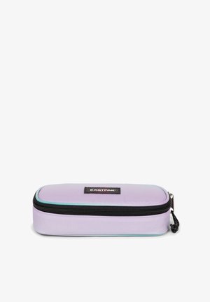 Trousse à crayons violette avec fermeture éclair, fabriquée en tissu durable, arborant un logo Eastpak noir et une fermeture éclair accentuée en teal. Forme rectangulaire avec une texture lisse.