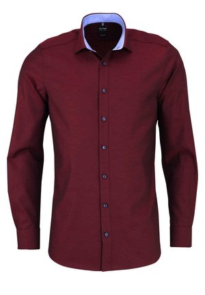 Chemise habillée homme à manches longues et coupe slim en rouge foncé avec un col intérieur bleu clair et des boutons foncés sur le devant.