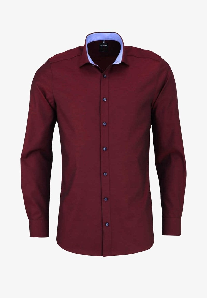 Chemise habillée homme à manches longues et coupe slim en rouge foncé avec un col intérieur bleu clair et des boutons foncés sur le devant.