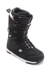Čierna snowboardová topánka s textúrovaným povrchom, šnurovaním a nastavovaním pomocou kolieska, polstrovaným golierom a bielymi akcentmi na podrážke.