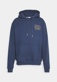 Felpa blu navy con tasca frontale, cappuccio con cordino e testo giallo "Harajuku Teahouse & Boardshop" sul petto sinistro.