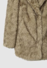 Cappotto in pelliccia sintetica con una superficie morbida e testurizzata di colore marrone chiaro, caratterizzato da una vestibilità comoda e un colletto a scialle per un maggiore comfort.