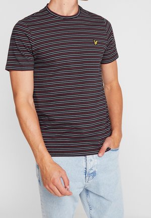 Stribet t-shirt i sort, rød og grå. Rund halsudskæring, korte ærmer, tætsiddende design. Har et lille gult ørnelogo på brystet.