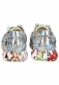 Des chaussures de sport en cuir à motif floral bleu avec des accents métalliques. Le talon texturé présente un imprimé floral vif dans plusieurs couleurs.
