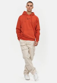 Karl Kani - SMALL SIGNATURE ESSENTIAL HOODIE - Džemperis ar kapuci - orange Miniatūras attēls 1