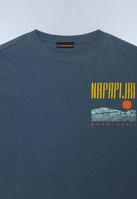 Navyblauwe katoenen T-shirt met een ronde halslijn, voorzien van een grafisch ontwerp in geel en lichtblauw, inclusief tekst en een zonillustratie.
