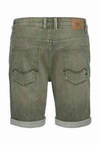 Olijfgroene denim shorts met een opgerolde zoom, achterpatch en twee achterzakken met gebogen naden en contrasterende stiksels.