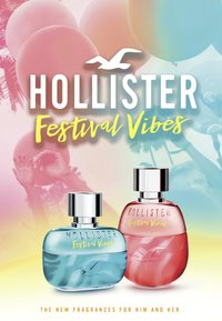 To parfyme fra Hollister: en gjennomsiktig blå flaske med et sølvhette og en rosa flaske med et sølvhette, begge med "Festival Vibes"-etikett.