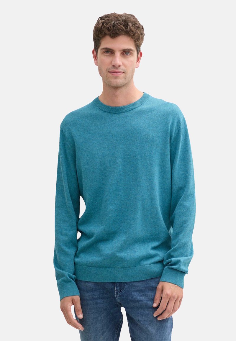 Türkisfarbener Pullover aus einem weichen, mittelschweren Strick. Beinhaltet einen runden Ausschnitt und lange Ärmel, mit gerippten Bündchen und Saum für zusätzliche Textur.