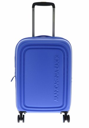 Niebieska walizka twarda z rowkowanym wzorem, z wytłoczonym logo, wysuwaną rączką i czterema kołami dla łatwego poruszania się.