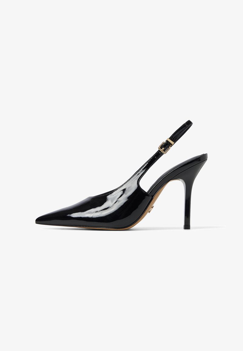 Escarpin noir en cuir verni à talon aiguille, avec un bout pointu, un talon haut, une bride réglable et un détail de boucle dorée.