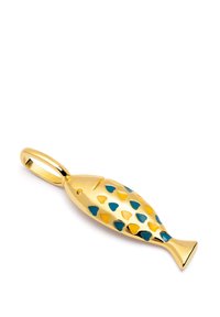 Colgante en forma de pez dorado que presenta acentos triangulares azules y amarillos en el cuerpo, con una textura lisa y brillante y un lazo para su sujeción.