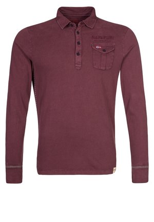 Polo manches longues couleur bordeaux avec col boutonné, poche poitrine avec bouton et petit détail de drapeau, et texte de marque sur le haut de la poitrine.