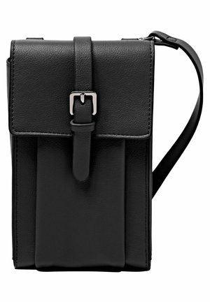 Czarna skórzana torba na ramię z klapą, zapięciem na klamrę oraz regulowanym paskiem. Z przodu pionowe przeszycia.